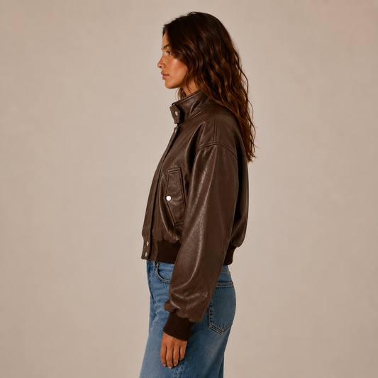 Kurze Leder-Bomberjacke mit Pattentaschen und Druckknopf