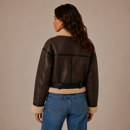 Kurze Aviator-Jacke mit Teddyfell-Besatz und Gürtel
