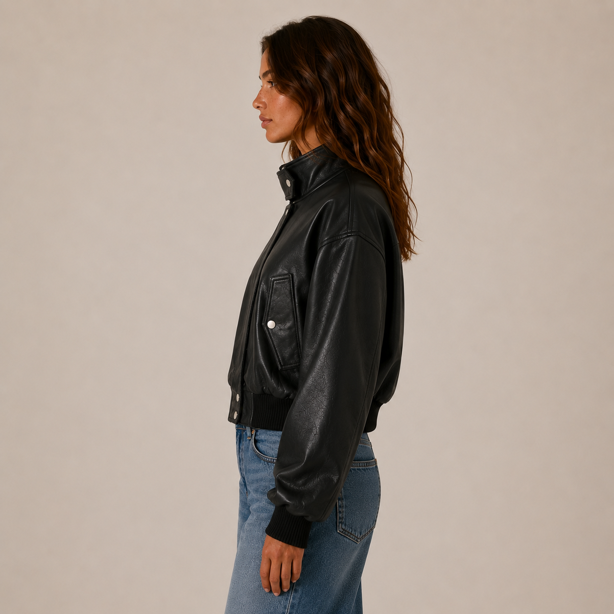 Kurze Leder-Bomberjacke mit Pattentaschen und Druckknopf
