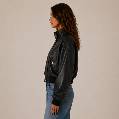 Kurze Leder-Bomberjacke mit Pattentaschen und Druckknopf